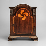 Fig. 10: Cabinet, 1790–1810, central Piedmont North Carolina. Walnut with yellow pine and maple; HOA: 15”, WOA: 12”, DOA: 9”. MESDA, Acc. 1071.1, gift of Mr. and Mrs. R. Phillip Hanes Jr.