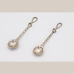 Fig. 11 Pair of silver salt spoons attributed to Elizabeth Muns; London, England; 1768/69. LOA 3 ¼”; DOA ¾”. Courtesy of the Thomas Jefferson Foundation at Monticello, photograph by Ian Atkins, acc. 1978-33-1/2. The exuberant shell-shaped bowls and openwork finials complement the Rococo form of the salt cellars. The inscription about Jefferson dates from the Read ownership of the spoons and reveals Read establishing his own memory bridge with the object.