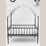 Fig. 8: Crib, 1805–1815, Norfolk, VA. Walnut; HOA: 41-3/4”, WOA: 23-1/2”, DOA: 41-3/4”. Private collection, MESDA Object Database file S-4688.